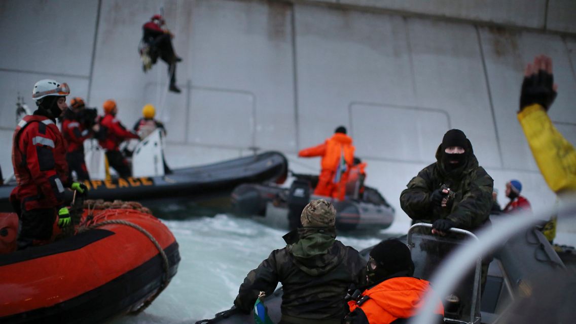 2013-09-18T115430Z_1757609045_GM1E99I1I5P01_RTRMADP_3_RUSSIA-GREENPEACE-OIL.JPG4869530288945317241.jpg