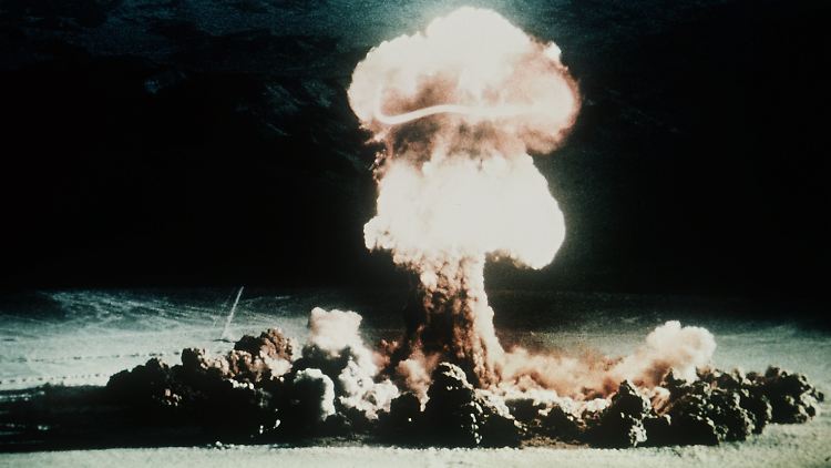 Ein Atompilz steigt nach der Explosion einer Atombombe über dem Testgelände in der Wüste von Nevada auf.