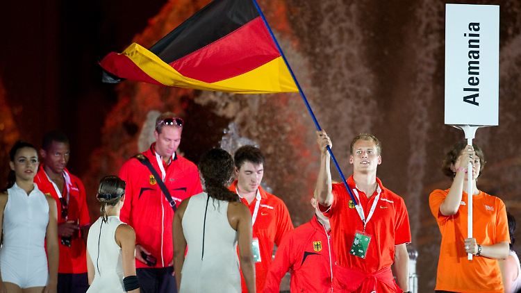 Sie sind bereit: Mit einer farbenprächtigen Abendshow vor dem Katalanischen Nationalmuseum sind in Barcelona die 20. Leichtathletik-Europameisterschaften eröffnet worden. Fahnenträger der deutschen Mannschaft war der Weitspringer Christian Reif.