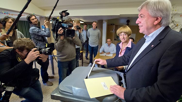 Ministerpräsident Bouffier bei der Stimmabgabe in Gießen. 