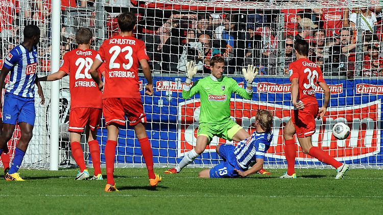 Skjelbred ist einen Schritt schneller als Günter - das 1:1 für die Hertha.
