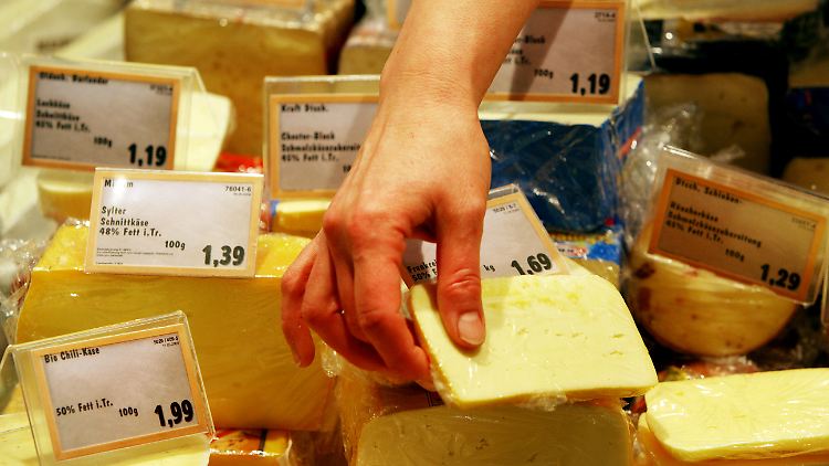 Nicht jeder Schimmeltyp ist schädlich. Da eine Unterscheidung für den Verbraucher aber kaum möglich ist, sollte fragwürdiger Käse besser nicht mehr gegessen werden.