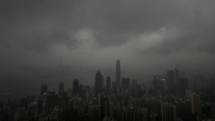 Schwere Regenwolken hängen über Hong Kong.