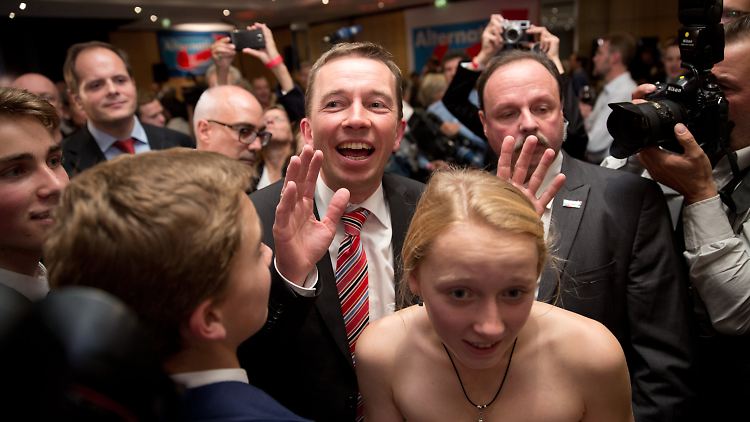 Bernd Lucke macht sich kurz nach Schließung der Wahllokale noch Hoffnungen auf den Einzug ins Parlament.