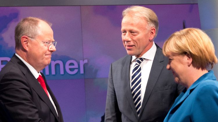 Vor der "Elefantenrunde" begrüßen Steinbrück, Trittin und Merkel einander. Zwei der drei dürften sich in einer Koalition wiederfinden.