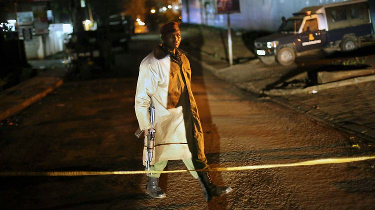 Nach einer Geiselnahme in einem Einkaufszentrum in Nairobi halten die Feuergefechte zwischen kenianischen Spezialkräften und islamistischen Terroristen weiter an.