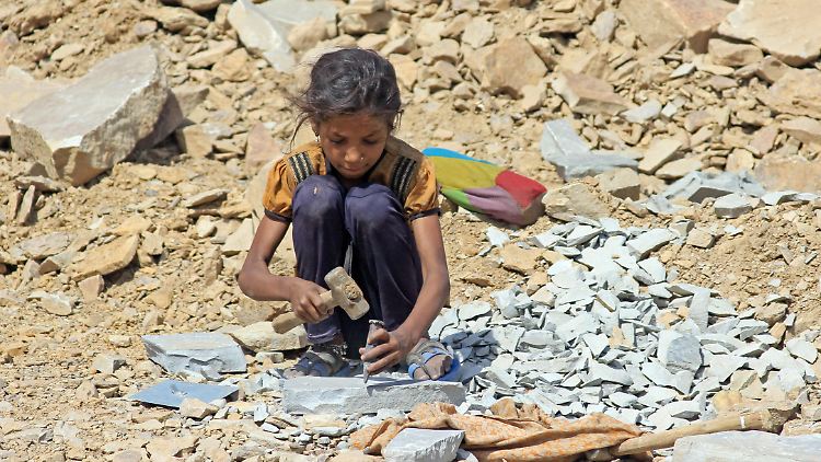 Das kleine Mädchen haut in Indien Pflastersteine für den europäischen Markt. Sie ist eines von Millionen Kindern, die als Kinderarbeiter ausgebeutet werden.