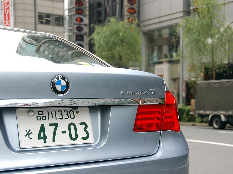 Die Hybridversion des BMW 7ers ist für Japan nur leicht verändert worden: Die neu programmierte Motorelektronik hilft, ein paar Gramm CO2 und dadurch Steuern zu sparen.