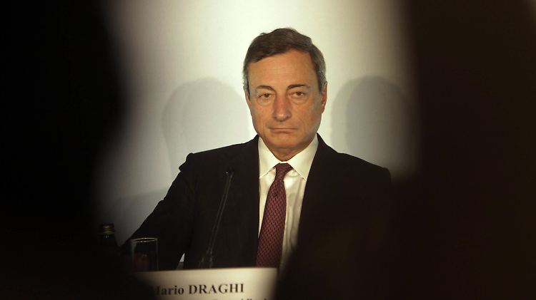EZB-Chef Draghi nimmt das Wort "inklusive" in den Mund.