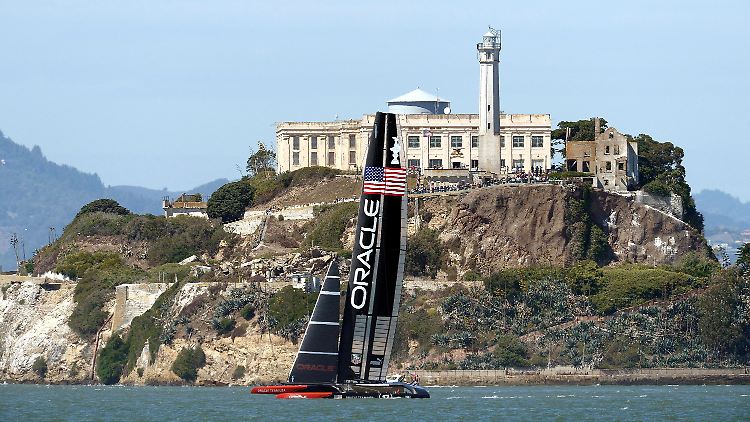 Vorbei an Alcatraz: Titelverteidiger Oracle Team aus den USA.
