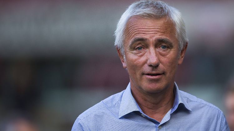 Van Marwijk steht ein schwieriger Job bevor, denn der große Tanker HSV ist in extrem schwierigen Fahrwasser.