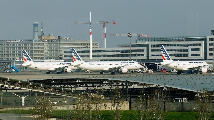 Wartende Flugzeuge am Pariser Flughafen Roissy. 
