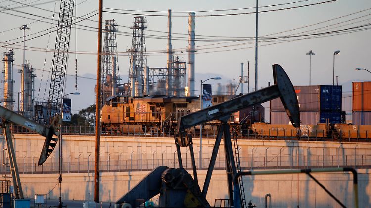 Symbole des ölgetränkten Industriezeitalters: Pferdekopfpumpen - in den USA auch bekannt als "Thirsty Birds" - über einem lokalen Ölvorkommen bei Long Beach in Kalifornien.