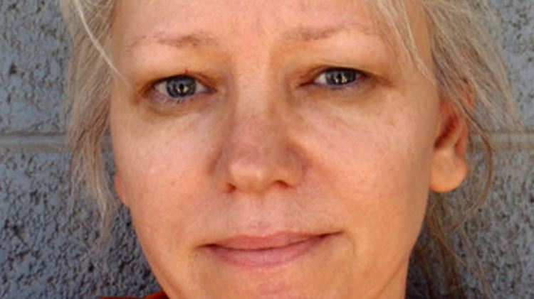 Debra Milke macht erste vorsichtige Schritte in Freiheit - bis zu ihrem Prozess muss die ehemalige Todeszellen-Insassin eine Fußfessel tragen.