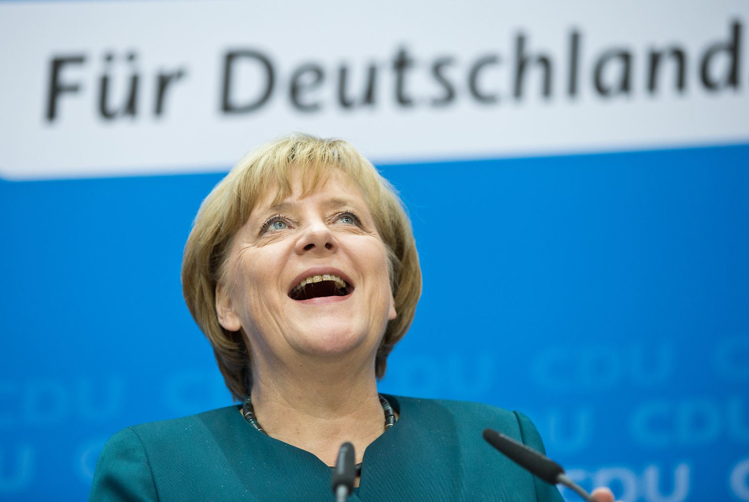 Drei Sterne auf einem schwarzen T-Shirt. CDU-Anhänger bringen das Hemd an der Balustrade im Konrad-Adenauer-Haus an, als CDU-Chefin Angela Merkel am Montag zur Pressekonferenz kommt.