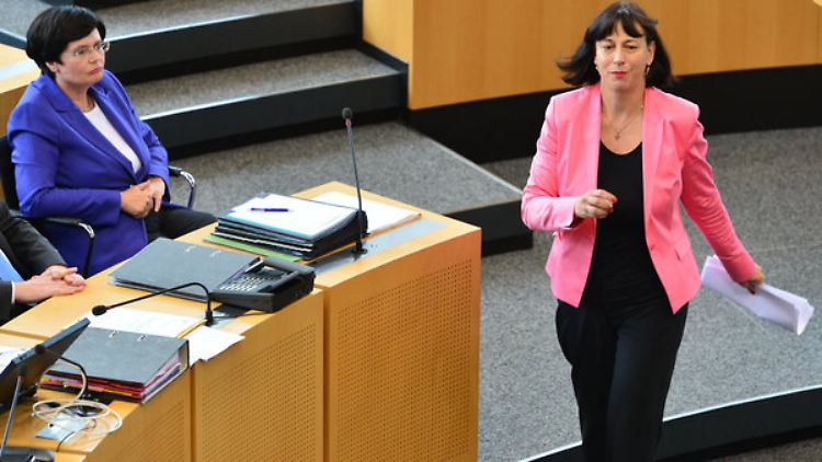 Die frühere Staatskanzlei-Chefin Marion Walsmann (r.) geht im Landtag an Ministerpräsidentin Christine Lieberknecht (l.) vorbei.