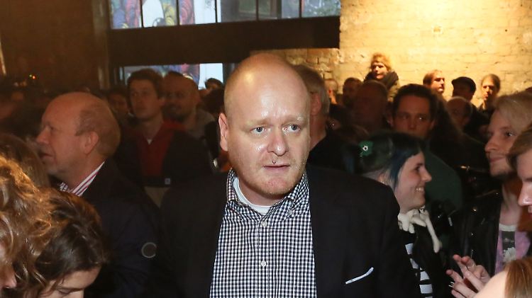 Bernd Schlömer am Sonntag bei der Wahlparty der Piraten. Kurz zuvor waren die ersten Hochrechnungen bekanntgegeben worden.