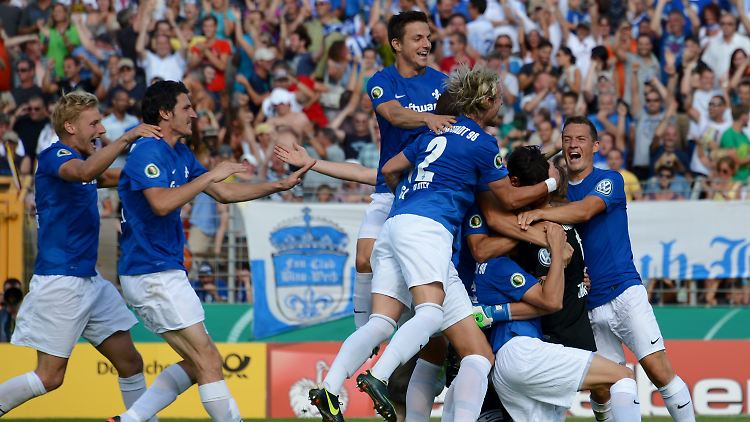 Jubel nach dem Sieg gegen Borussia Mönchengladbach: Spieler und Fans von Darmstadt 98 träumen von der nächsten Sensation.