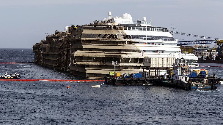Das aufgerichtete Wrack der "Costa Concordia".