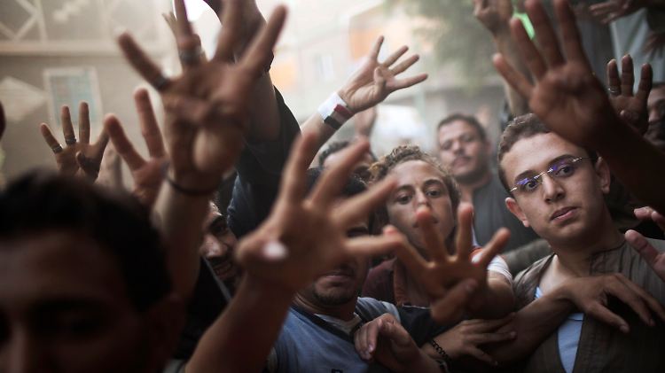 Anhänger des gestürzten Präsidenten Mursi demonstrieren gegen das Verbot ihrer Bewegung.