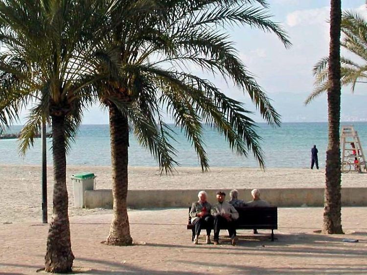 Zur Rente ins Ausland ziehen - trotzdem können in Deutschland weiterhin Steuern anfallen.
