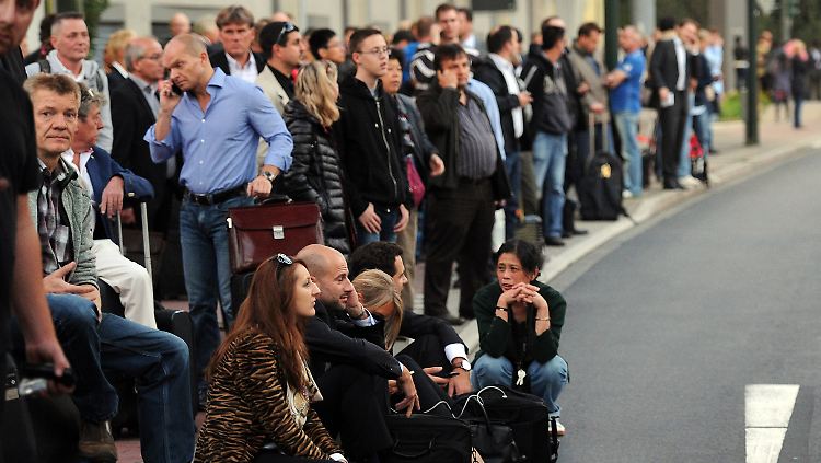 Mehr als 1000 Menschen mussten im Freien warten.