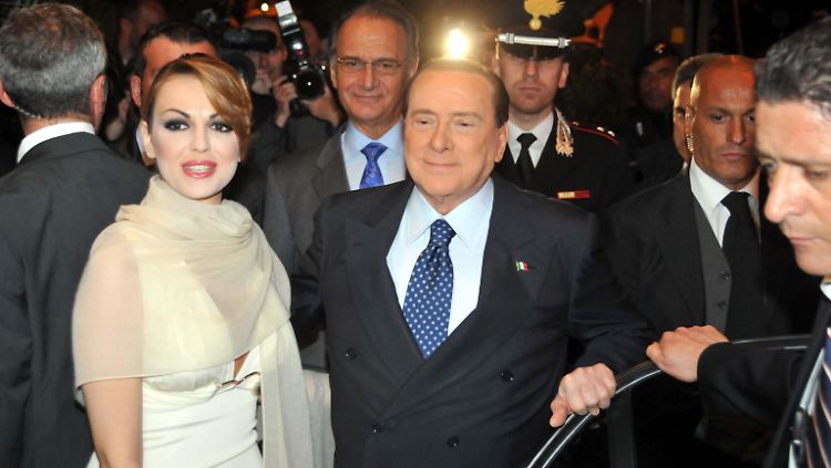 Ein Altersunterschied von 49 Jahren trennt Pascale und Berlusconi.