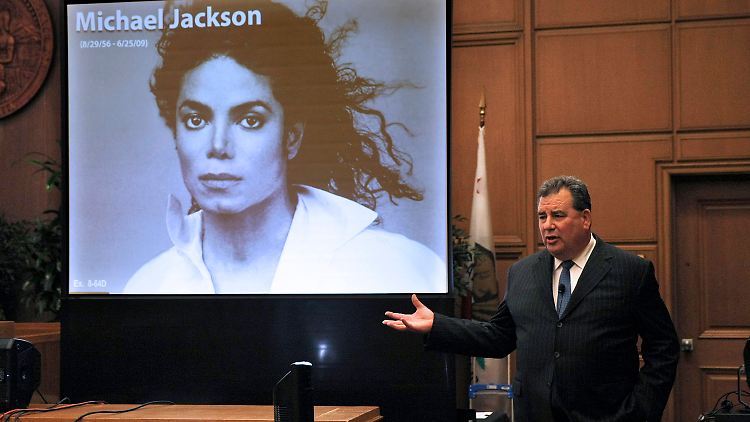 Panish zeigt vor Gericht Filmaufnahmen mit Jackson.