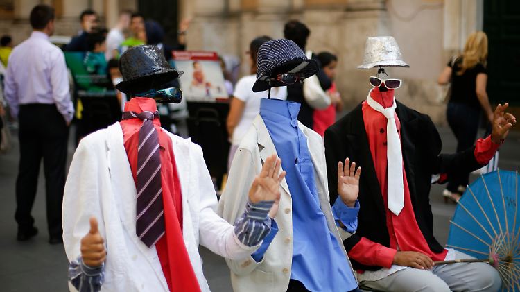 Kopflose Straßenkunst in Rom: Im Euro-Krisenland Italien ist die Zuversicht der Verbraucher weiter gestiegen, er gibt aber noch viel zu tun.