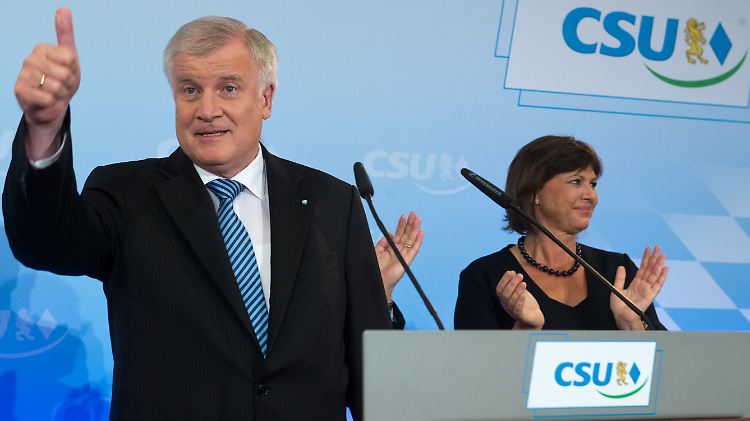"Alles hängt mit allem zusammen", meint Seehofer im Bezug auf Personalentscheidungen in München und Berlin.