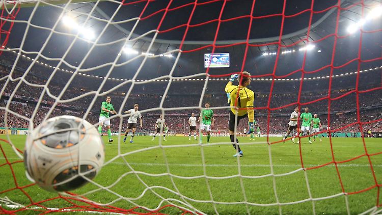 Pizarro trifft zum zwischenzeitlichen 2:0 der Bayern gegen Hannover.