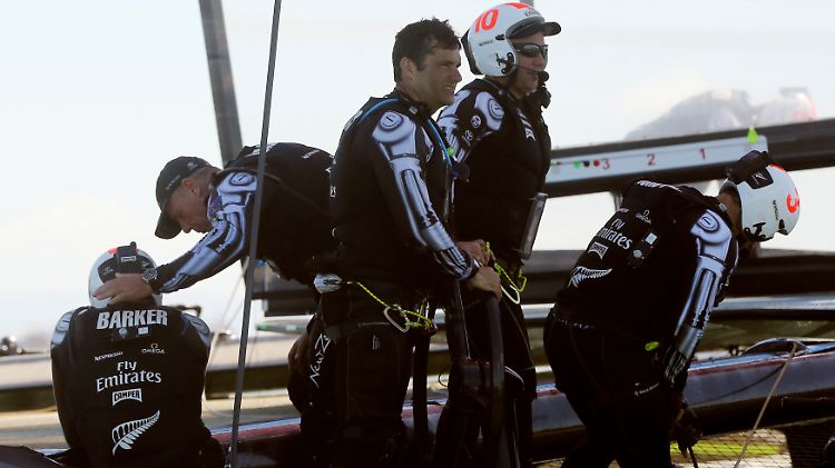 Untröstlich: Der Skipper von Emirates New Zealand, Dean Barker (l), bekommt Trost von einem Mitsegler.