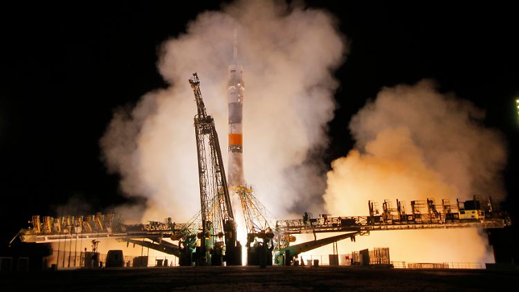 Die Sojus-Trägerrakete mit der Raumkapsel beim Start vom Weltraumbahnhof Baikonur Richtung ISS.