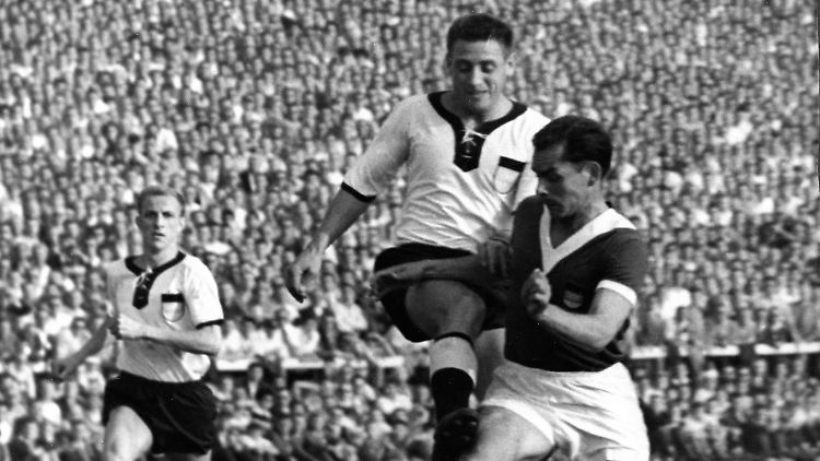 Volles Stadion in Chemnitz: Mehr als 50.000 Menschen sahen das Hinspiel in dieser Olympiaausscheidung.