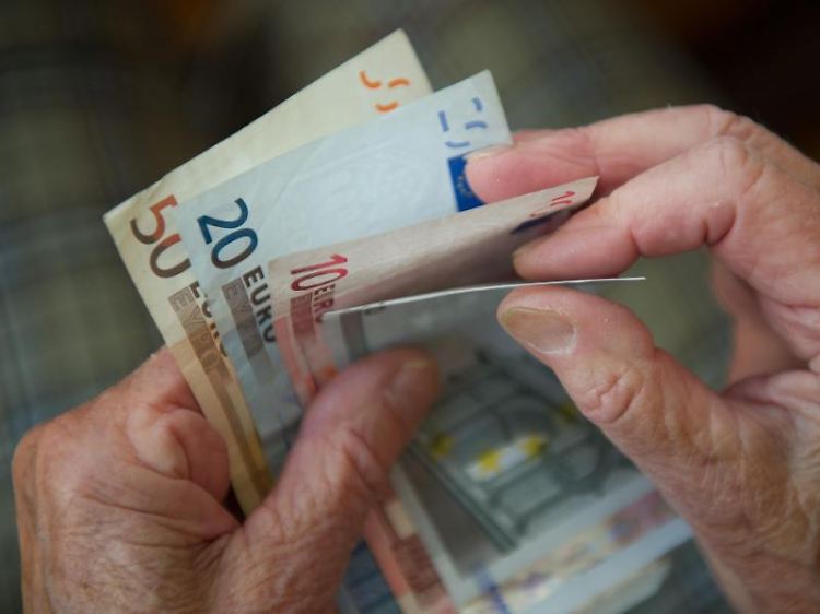 Wer sich zum Sparen verpflichtet, muss auf Engpässe vorbereitet sein. Bei Riester-Verträgen sollte Flexibilität daher vorab vereinbart werden.