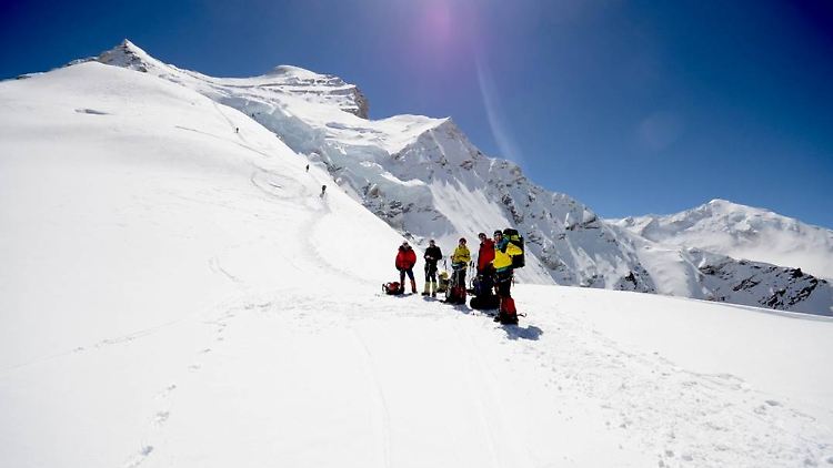 Eine Expedition auf einen der 14 Achttausender kostet nicht nur 12.000 Euro im Komplettpaket - die Teilnehmer müssen vorher auch hart trainieren und ein Formular ausfüllen, was mit ihrer Leiche passiert, sollten sie bei dem Trip sterben.