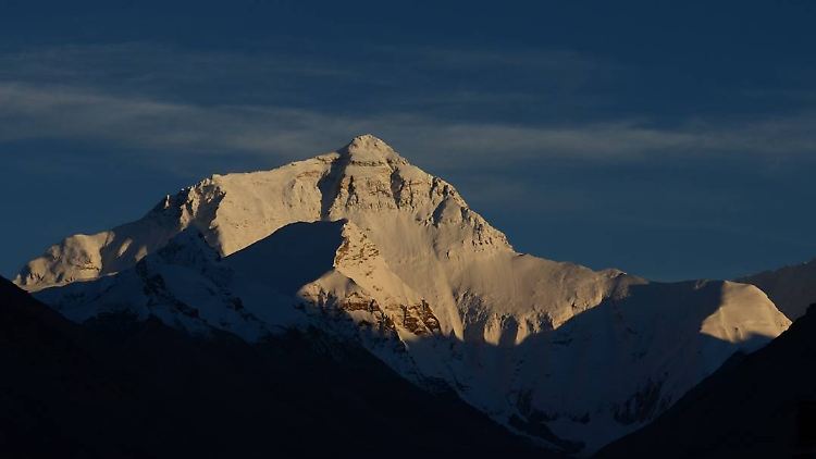 Der Blick auf solche Giganten wie den Mount Everest ist oft atemberaubend - doch viele Menschen überschätzen sich.