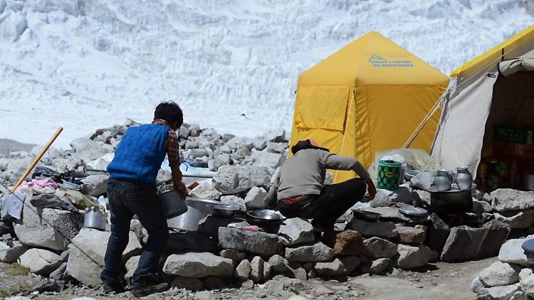 Im "Advanced Basecamp" müssen die Bergsteiger beim Kochen improvisieren, eine richtige Küche gibt es nicht.