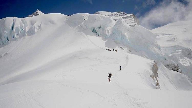 Hier befindet sich die Expeditionsgruppe kurz vor Lager II. Mit jedem Kilometer muss man mehr Kraft und Willen aufwenden.