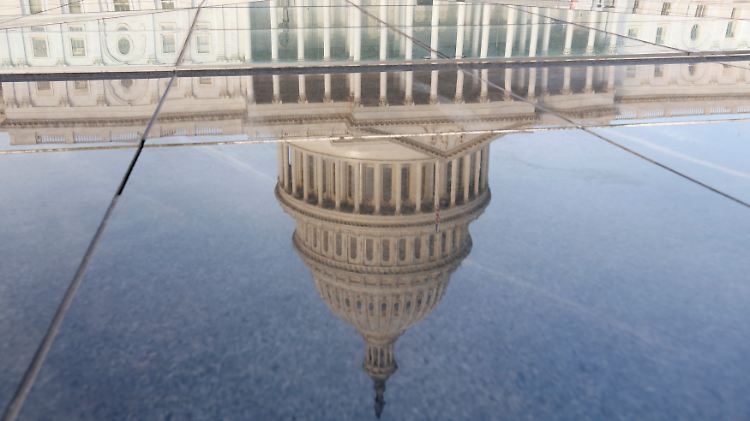 Die Kuppel des Capitols spiegelt sich in einer Pfütze.