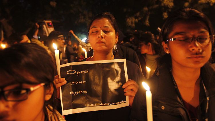 Tausende Menschen gingen seit dem Todesfall der jungen Studentin nach der Massenvergewaltigung in Neu Delhi auf die Straße und kämpfen für die Rechte der Frauen.