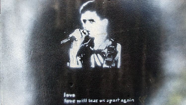 Stencil von Ian Curtis an einer Hauswand in London.