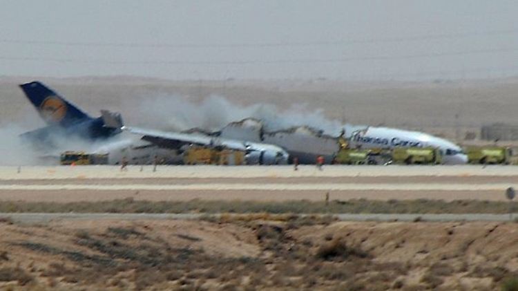 Das Flugzeug ist auseinandergebrochen.