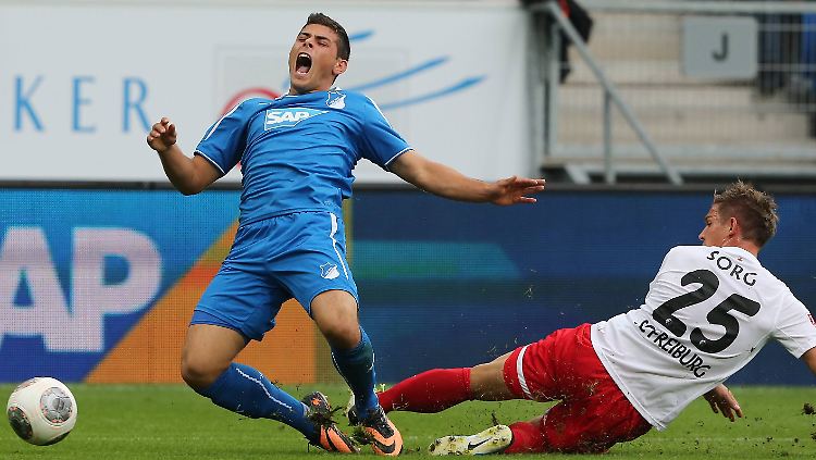 Elfmeter für Hoffenheim: Kevin Volland fällt, weil Freiburgs Oliver Sorg ihn fällt.