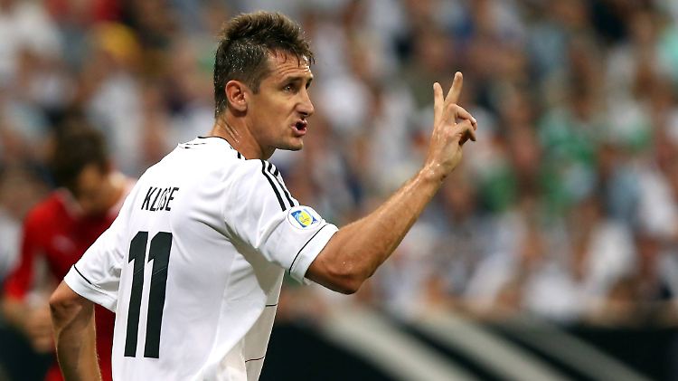 Zumindest fragt ihn in den nächsten beiden Spielen dann niemand mehr nach dem Torrekord: Miroslav Klose.