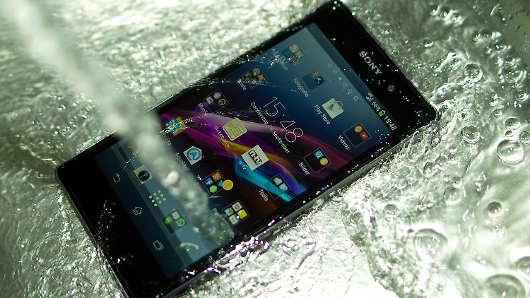 Sonys Xperia Z1 kann eine Dusche vertragen.