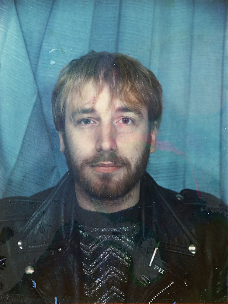 Peter Hook, Bassist und Autor von "Unknown Pleasures - die Joy Division Story": "Ich liebe den alten Glam-Rock-Pulli."