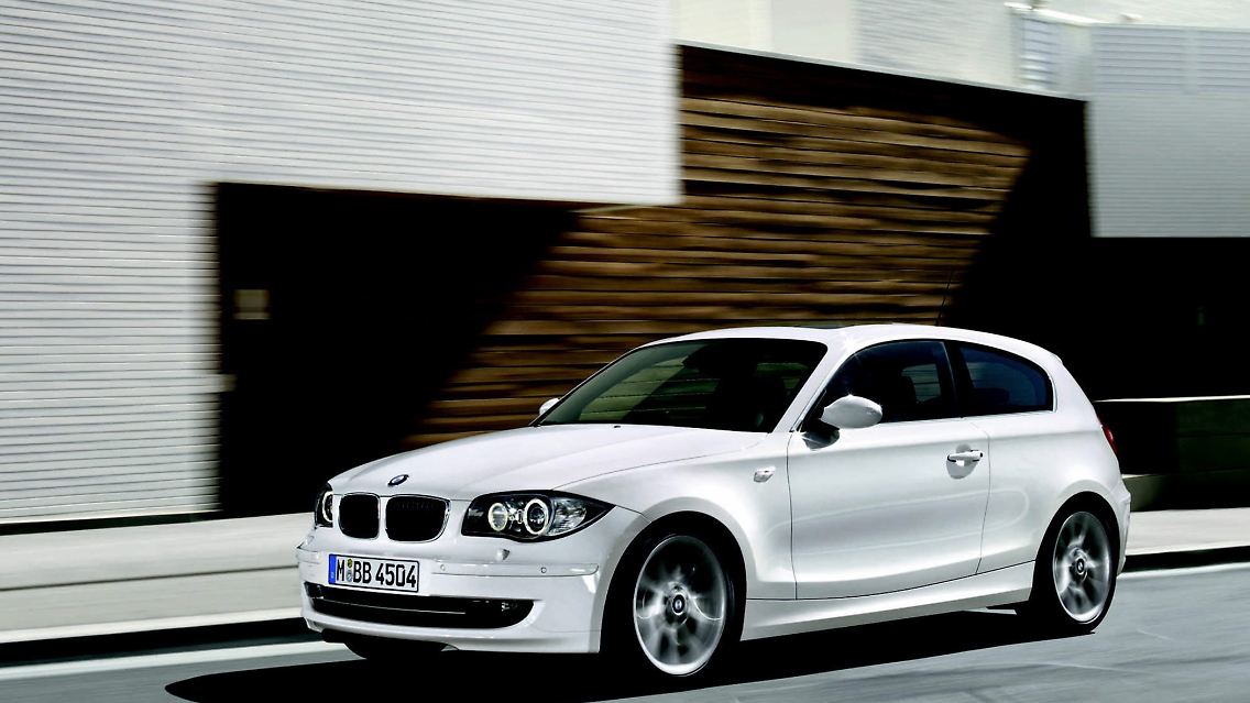 Vom dritten, auf den zweiten Platz hat sich der BMW 1er geschoben. Erstaunlich, denn der 1er ist relativ klein und ziemlich teuer, selbst noch als Gebrauchter. In Sachen Alltagstauglichkeit kann er mit VW und Co. deshalb kaum mithalten.