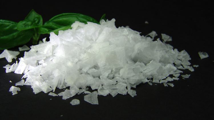 Fleur de Sel wird an warmen, windigen Tagen gewonnen. Das knusprige Salz eignet sich vor allem, um Speisen den letzten Schliff zu geben.