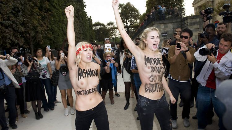 Zwei Femen-Aktivistinnen in Paris. 